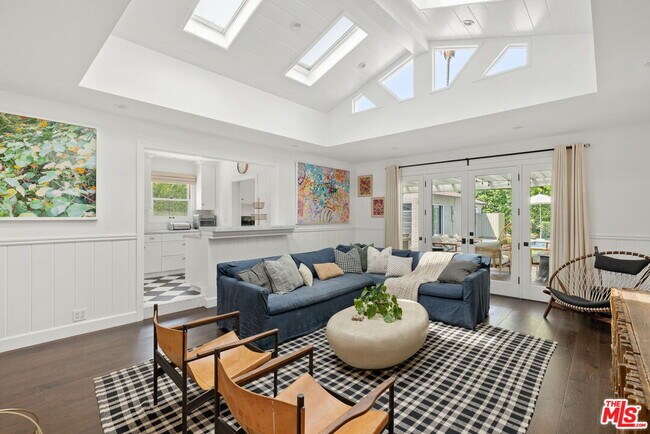 Foto del edificio - 4645 Greenbush Ave