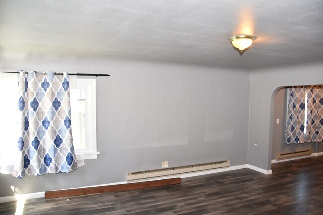 Building Photo - 2 Bedroom 1 Bath Centrally Located Tacoma ...