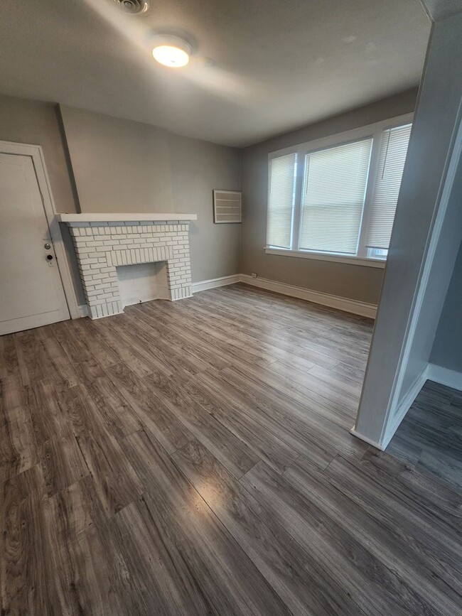 Building Photo - Two Bedroom in the heart of Old Brooklyn