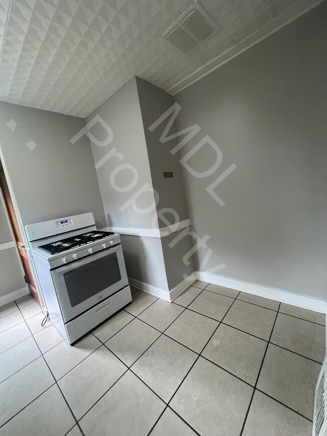 Building Photo - 3 bed 1 bath Saginaw home