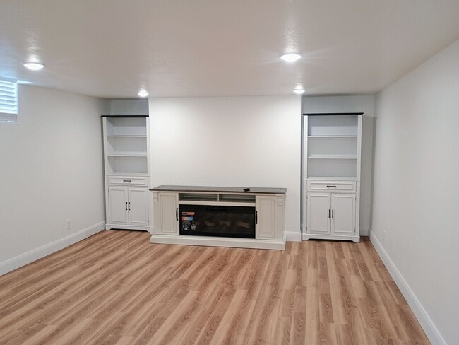 Building Photo - 164 N 400 W