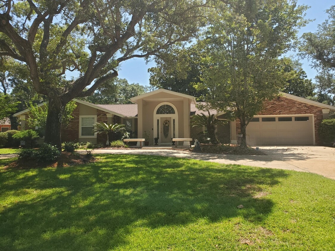 6 Lake Shore Dr, Shalimar, FL 32579 House Rental in Shalimar, FL