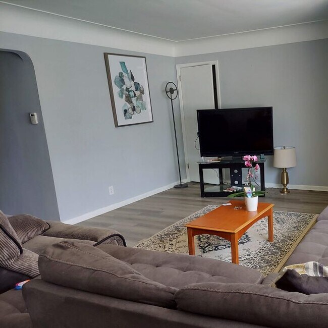 Living Room - 13685 Cedar Rd