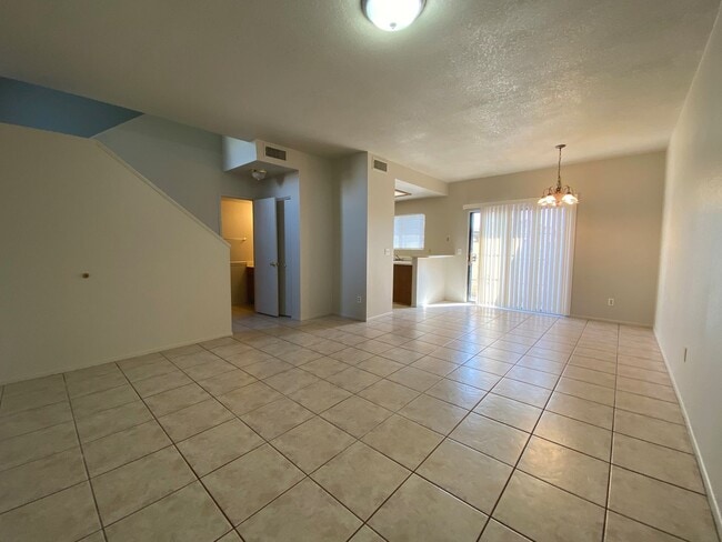 Building Photo - Chandler Townhouse 2 Bed & 1.5 Bath - 2 St...
