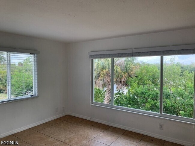 Foto del edificio - 2414 Palm Ridge Rd