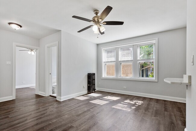 Building Photo - 1521 W Sherwin Ave