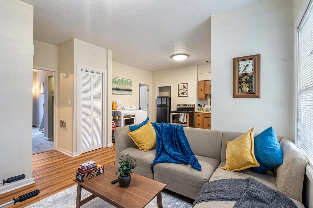 Primary Photo - *Recently Updated 2BD/1BA Apartment availa...