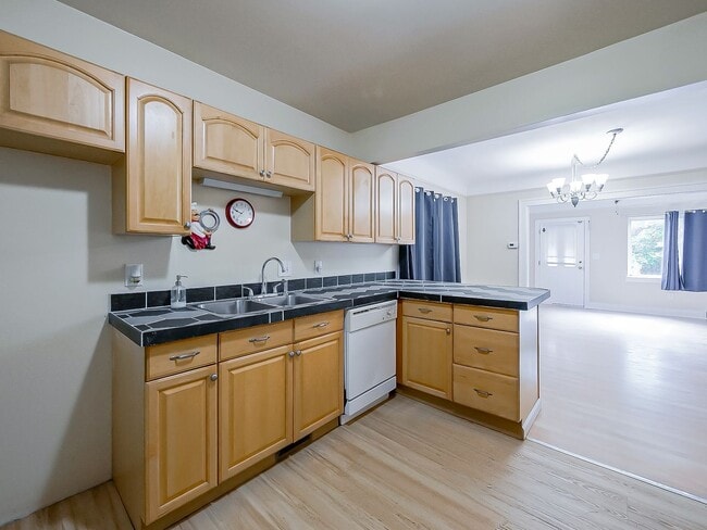 Building Photo - Charming 3 Bedroom Home Available in Quiet Pontiac Neighborhood