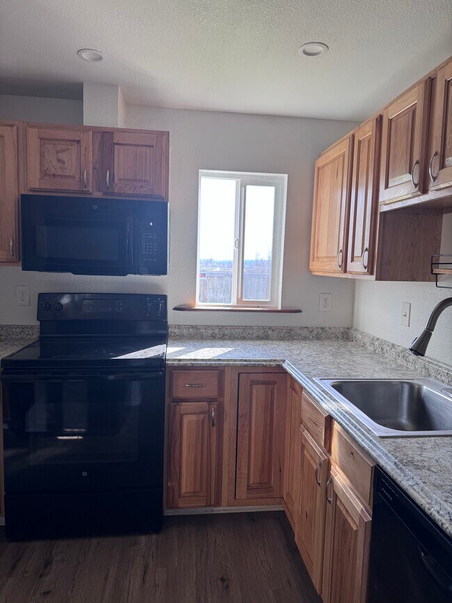 Building Photo - 92 Quinn Ave