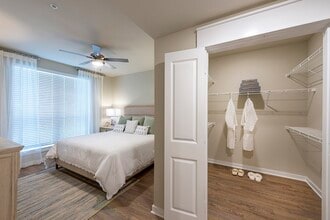 Building Photo - 30020 Creekside Ter Dr