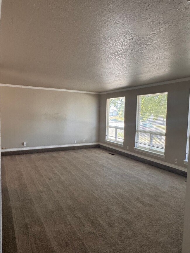 Foto del edificio - Terrace Heights 3br 2ba with double garage
