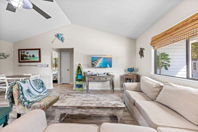 Building Photo - 220 Sundial St