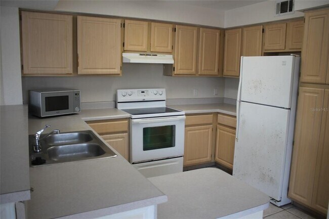 Building Photo - 13838 Fairway Island Dr