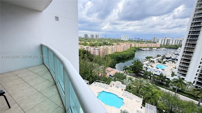 Foto del edificio - 19400 Turnberry Way