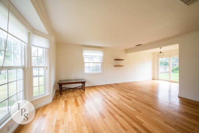 Building Photo - Beautiful Old Fig Home, 3BR/1BA, Huge Lot!...