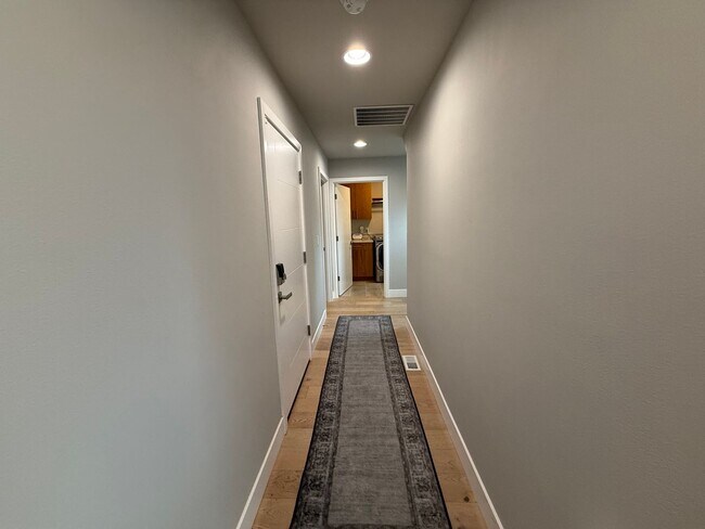 Foto del edificio - Immaculate 3Bd/ 3.5Ba Modern 3 Level Home ...