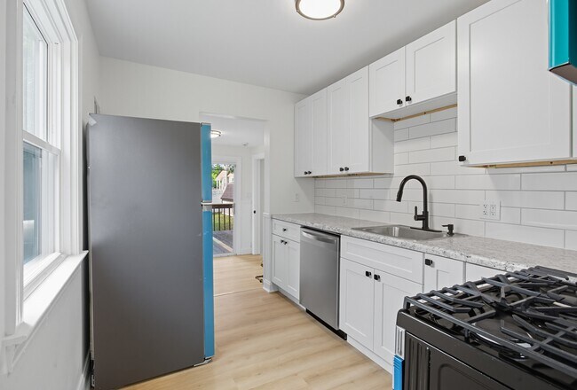 Foto del edificio - 23329 Hazelwood Ave