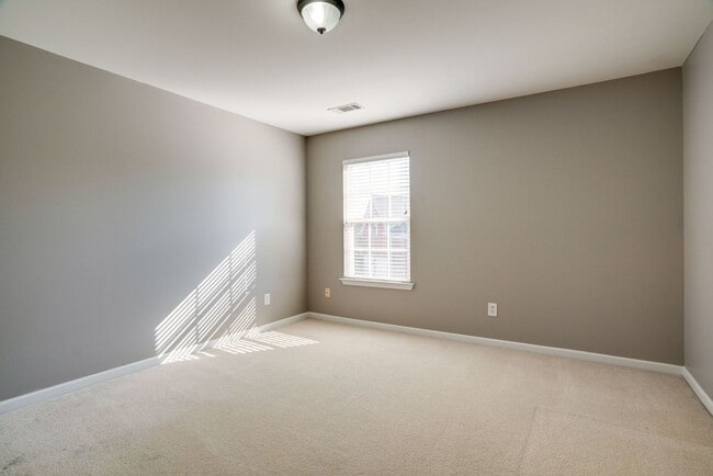 Building Photo - COMING SOON! 3- or 4-bed/3.5-bath in Brent...