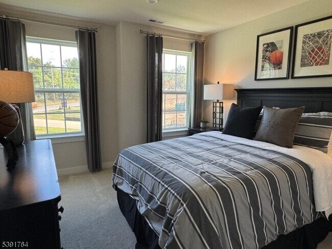 Building Photo - 2 Drake Ct