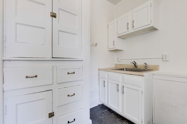 Foto del edificio - Available NOW- Charming apartments in the heart of Mt. Oliver!