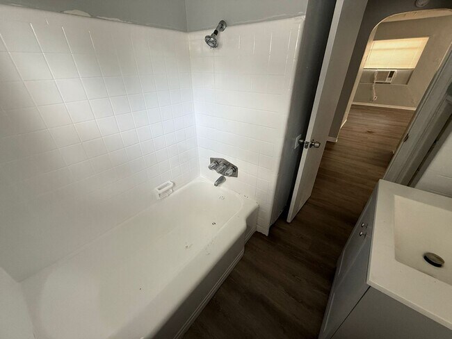 Foto del edificio - $300 OFF FIRST MONTHS RENT MOVE-IN SPECIAL!!