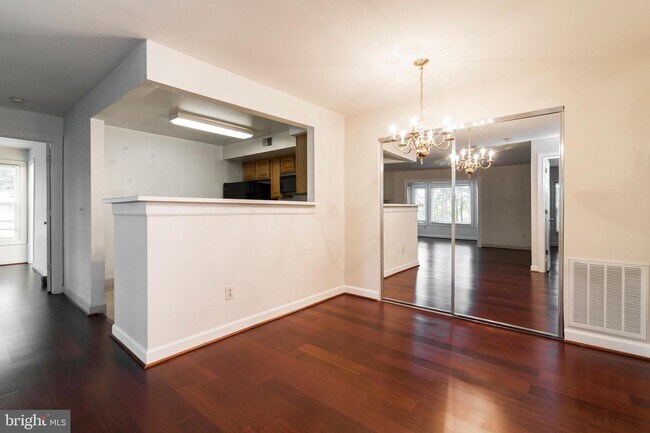 Foto del edificio - 17045 Islip Loop