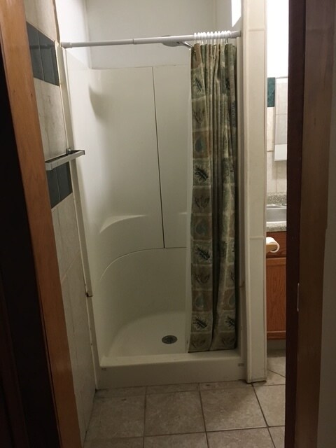 Ducha compartida con puerta de seguridad. - 163 Paoli St