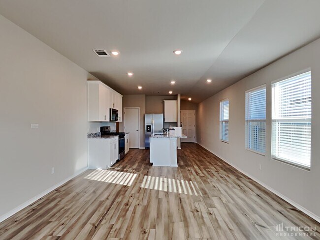 Building Photo - 5132 Saddle Clb Dr