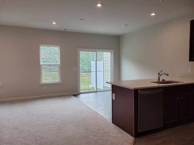 Foto del edificio - Luxury townhome in a prime Goodlettsville location just minutes to Nashville!