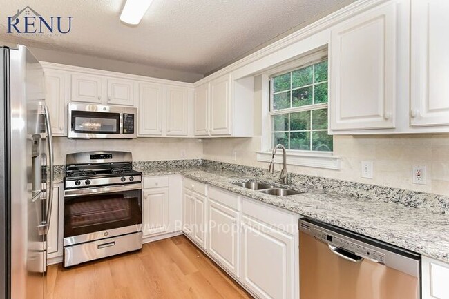 Building Photo - Now available 5 bedrooms 3.5 baths