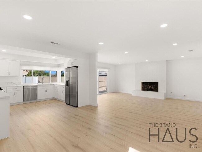 Foto del edificio - Two Primary Bedrooms, Pool, & Air Conditio...