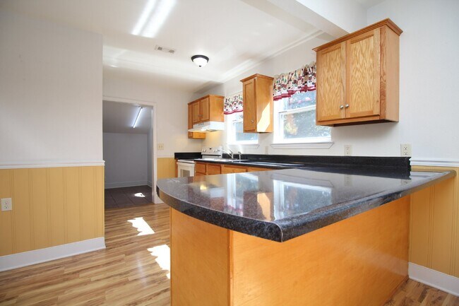 Building Photo - Upstairs 2 bedroom 1 bath apartment with f...