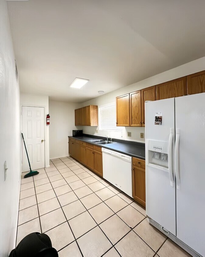 Foto del edificio - 1010 E Elm St