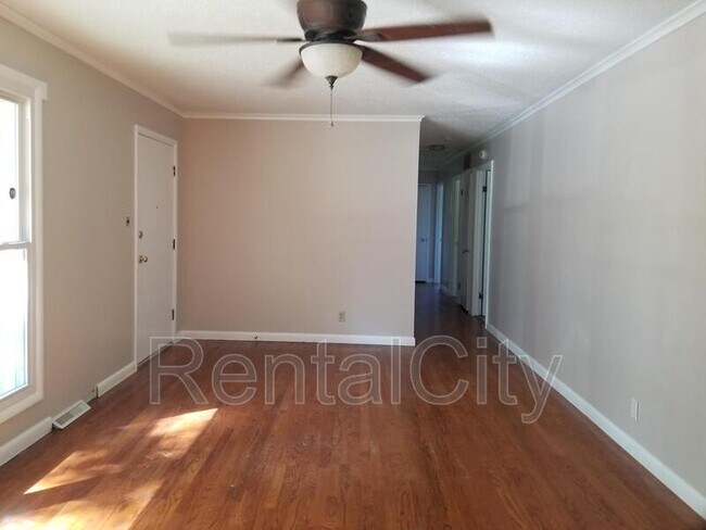 Foto del edificio - 16 Twin Oaks Pl