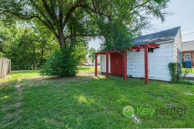Building Photo - 3 Bedroom 1 Bath for rent | Seneca and McC...