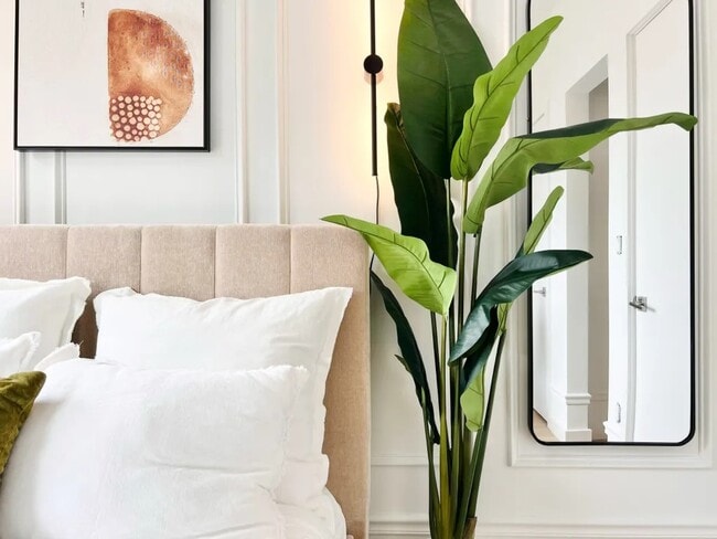 Foto del edificio - Furnished room/NOT APARTMENT