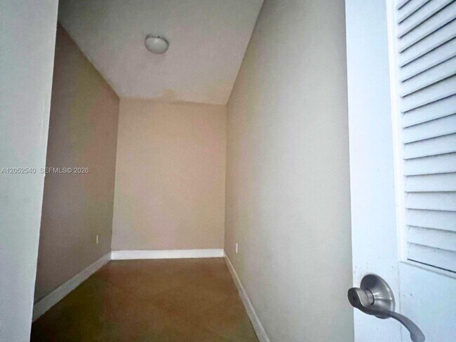 Foto del edificio - 2425 SW 27th Ave