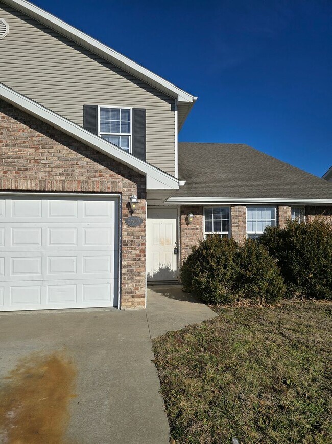 Building Photo - 5505-5507-5507 Volunteer Dr