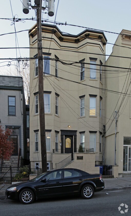 Primary Photo - 1097 Summit Ave