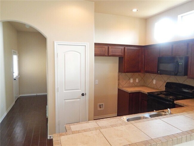 Building Photo - Beautiful 3 Bedroom Luxury Townhome, Kyle,...