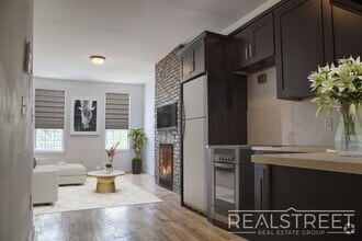 Building Photo - New 1 BED in East Williamsburg!