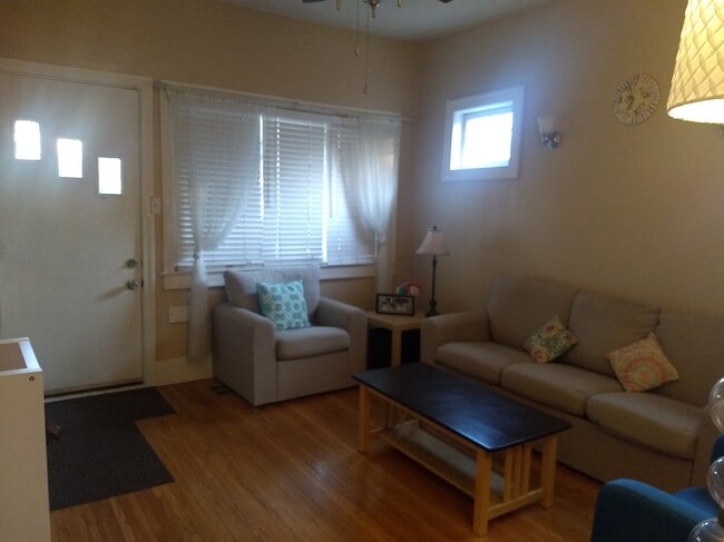 Livingroom, front door, cable ready - 16 Alford St