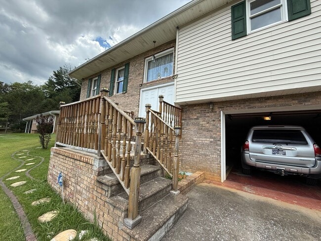 Building Photo - Spacious 4-Bedroom, 3-Bath Home in a Desir...