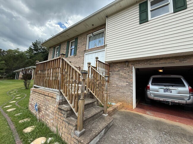 Foto del edificio - Spacious 4-Bedroom, 3-Bath Home in a Desir...