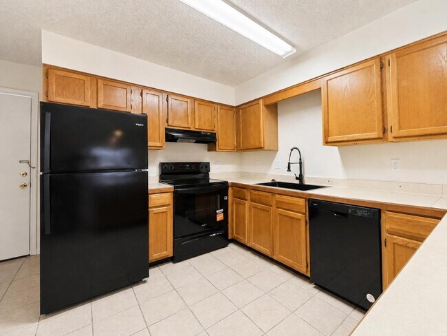 Foto del edificio - "Charming 2-Bedroom Townhouse with 2 Full Baths on Wellington Road!"