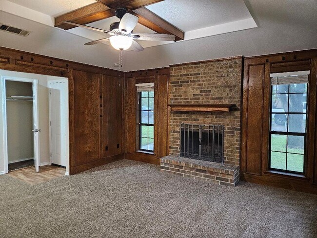 Foto del edificio - Three bedroom and two bathroom nicely remo...