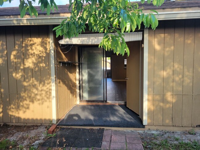 Foto del edificio - $1195 - Jefferson Square - Updated 2/2
