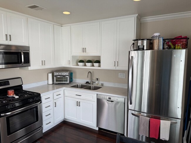 Building Photo - One story home in Camarillo's Mission Oaks...