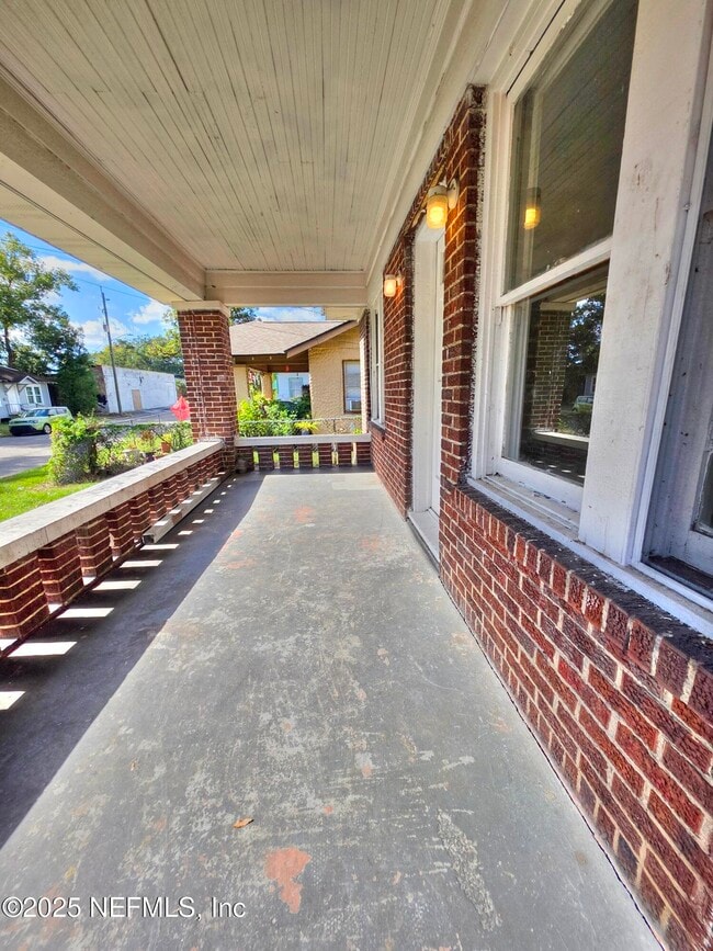 Building Photo - 213 W 24th St