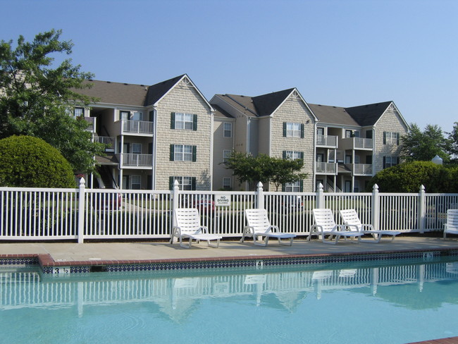 Relax by our swimming pool - Taylor Pointe Apartments